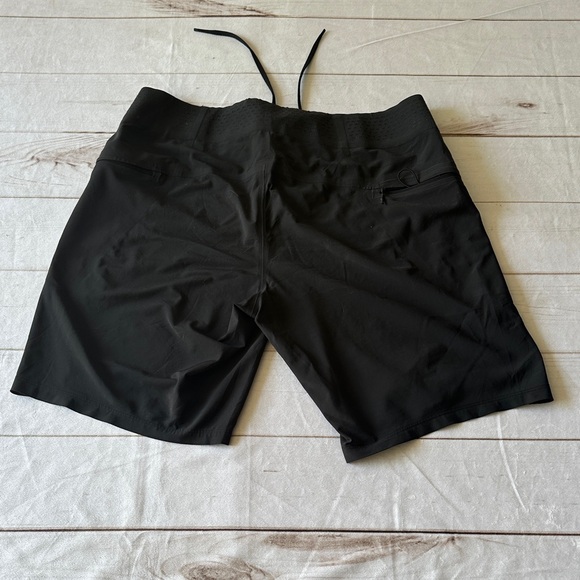 Lululemon Athletica Men's Black Board Shorts - Picture 5 of 10